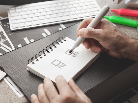 Krok po kroku: Jak stworzyć spójną i efektywną identyfikację wizualną marki