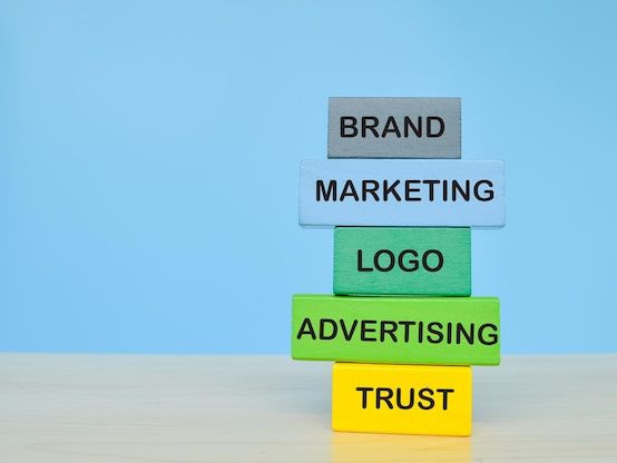 Znaczenie identyfikacji wizualnej w marketingu: Klucz do sukcesu marki